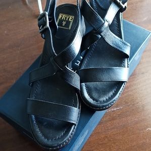 FRYE Size 7M black leather strap sandals w/block heel